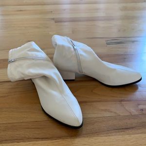 Jeanne white ankle boots by Matiko